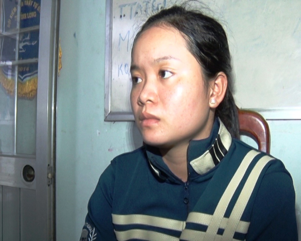 Nu quai chuyen vao cua hang thoi trang trom tien hinh anh