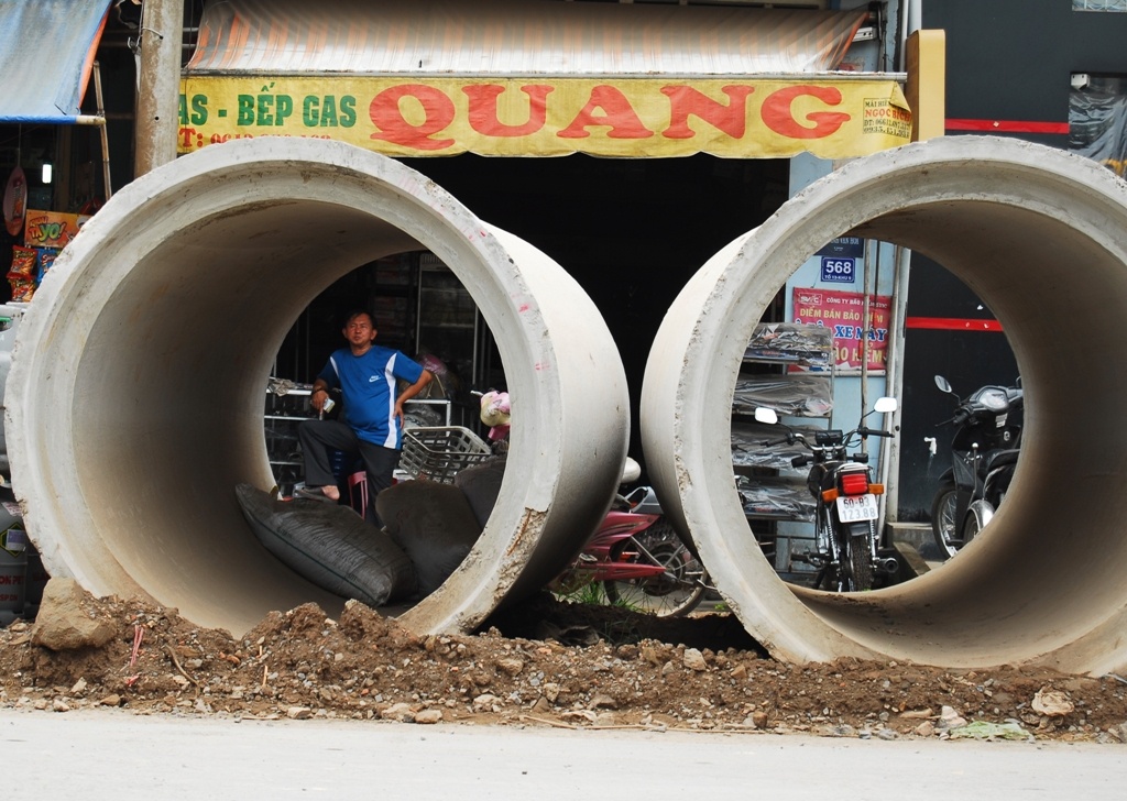 Dan kho so vi ong cong khong lo chat day truoc nha hinh anh