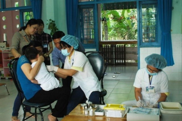 Tiem lai vac xin cho 60 tre bi 'tiem nham nuoc cat' hinh anh