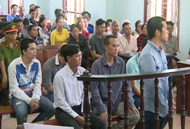Goi dan em vac ma tau chem dut 5 ngon tay cua chu quan hinh anh