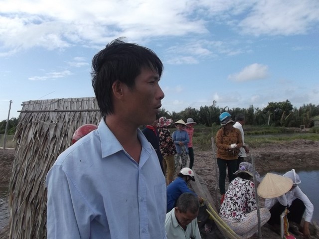 Anh Nghĩa thẫn thờ, nhìn ra bờ ao nên bạn nhậu chết thảm.