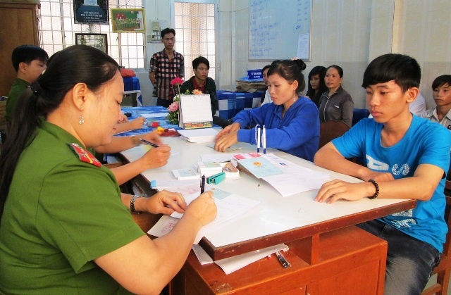 Công an tỉnh Vĩnh Long làm thủ tục cấp CMND cho người dân.