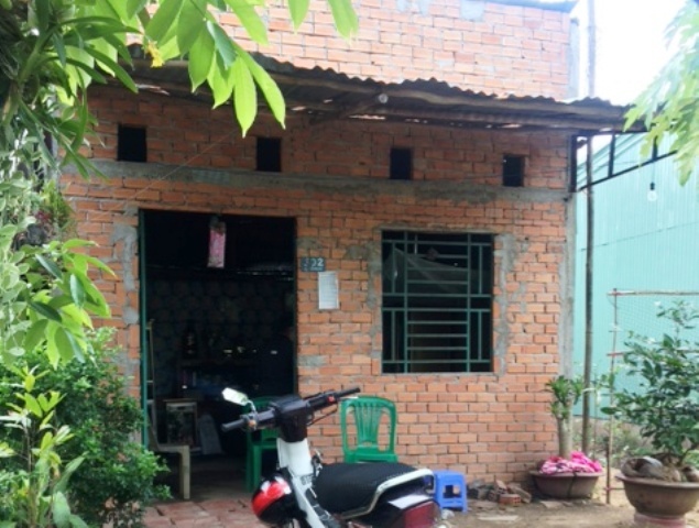 Sau khi cưới, Cơ về nhà Hồng ở rể. Nhà Hồng cũng rất nghèo, xây tường gạch không tô.