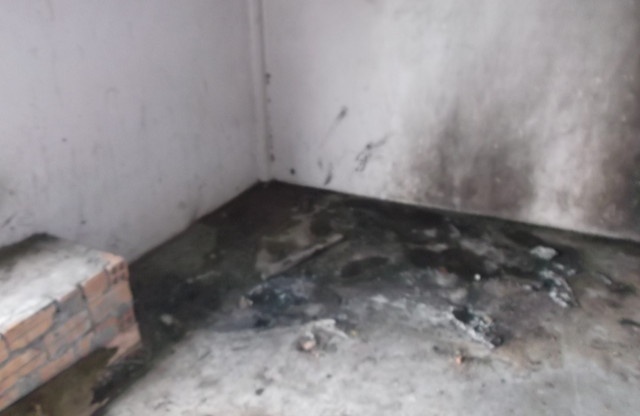 Nguoi dan ong chet chay trong can nha hoang hinh anh