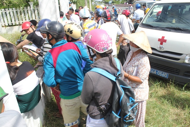 Người dân hiếu kì đến xem tại hiện trường.