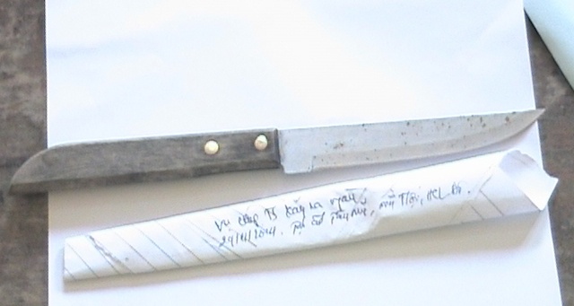 Con dao gây án được thu giữ.