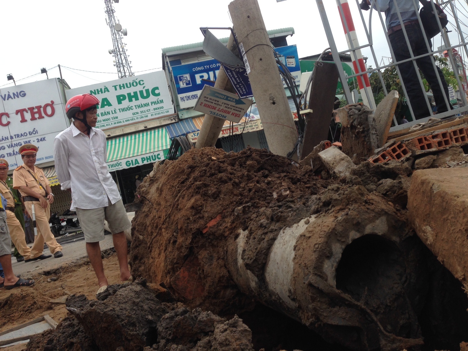 Cận cảnh 2 trụ điện trung thế bị bật gốc.