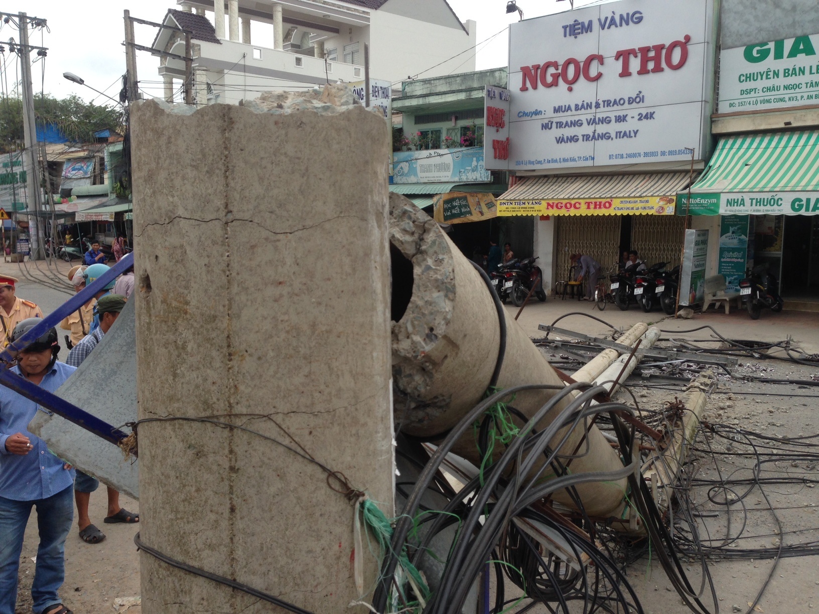 Tru dien cao the bat ngo do sap, nguoi di duong thao chay hinh anh