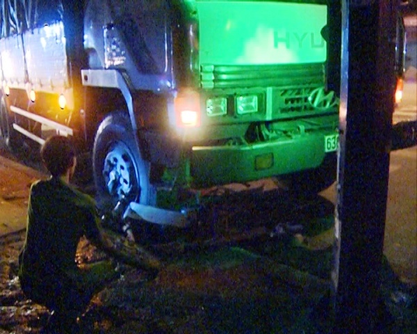 Chiếc xe máy bị cuốn dưới gầm ô tô, ông Năng may mắn thoát ra ngoài.