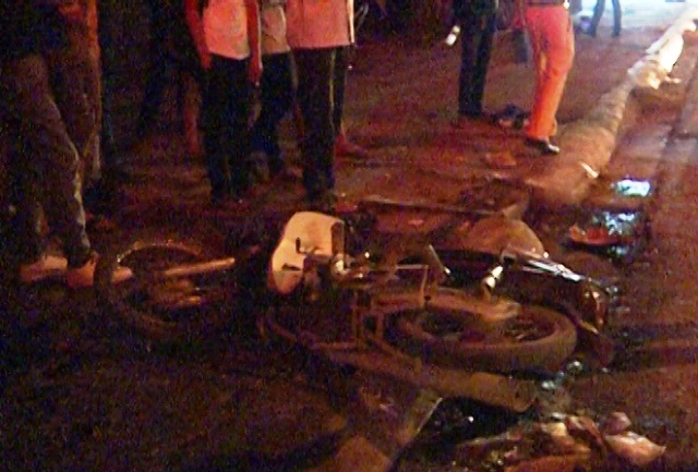 Dung den do bi xe tai tong dut lia 2 ngon chan hinh anh