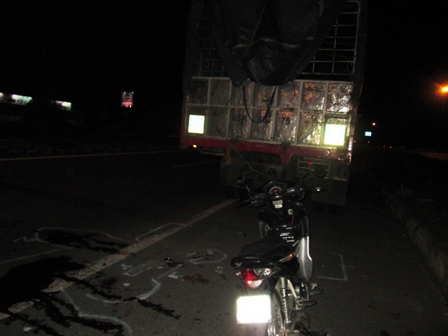 Tong thang vao duoi xe tai, nam thanh nien chet tai cho hinh anh