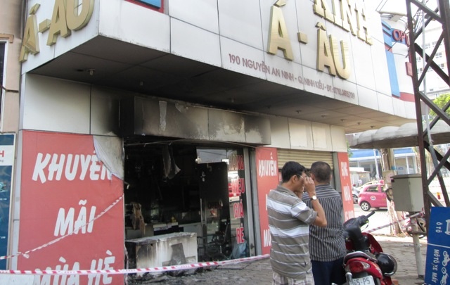 Tầng trệt cửa hàng mắt kính cháy rụi. 