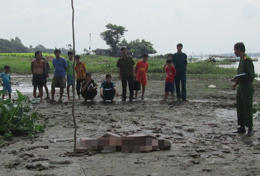 Thieu nien loa the nam chet tren vung bun hinh anh