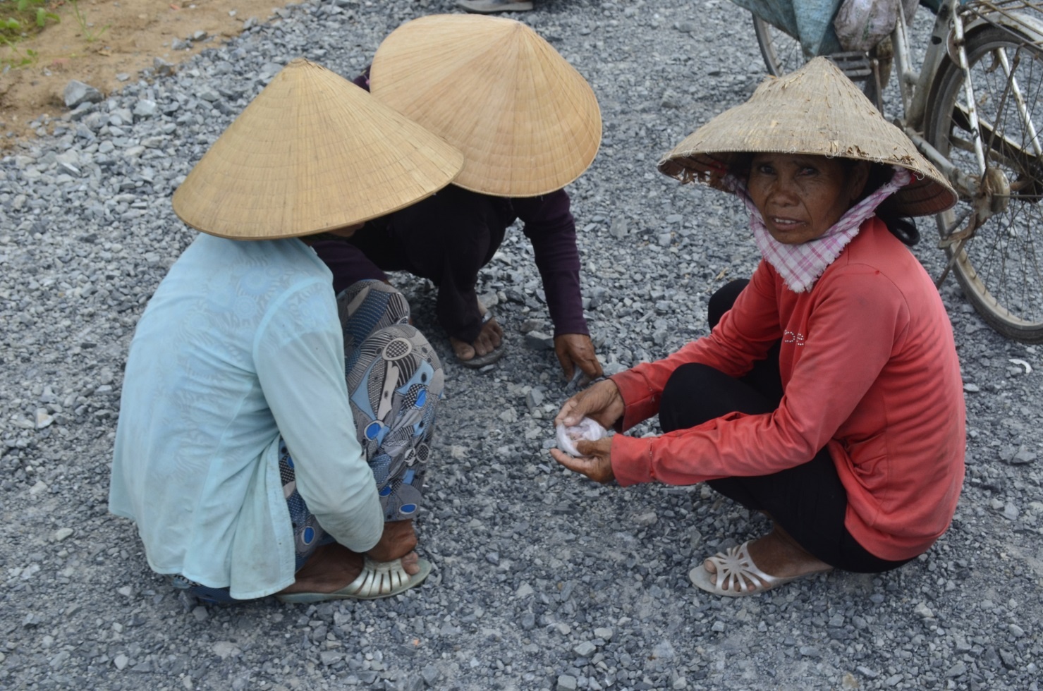 Dù bán tiệm vàng không mua, nhưng họ vẫn hi vọng.