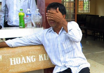 Cha trung si xa sung khoc ngat khi con bi dan ra xe tu hinh anh