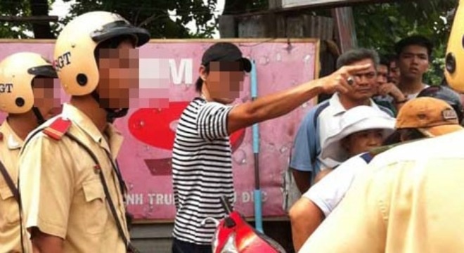 Ke say xin luom da nem vao mat canh sat giao thong hinh anh