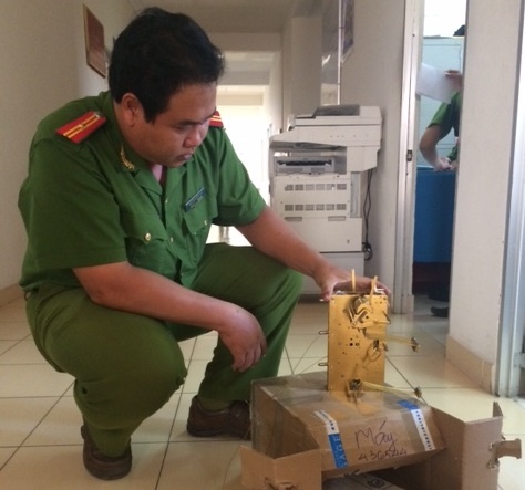 Duong day nhap lau hang nghin chiec dong ho o mien Tay hinh anh