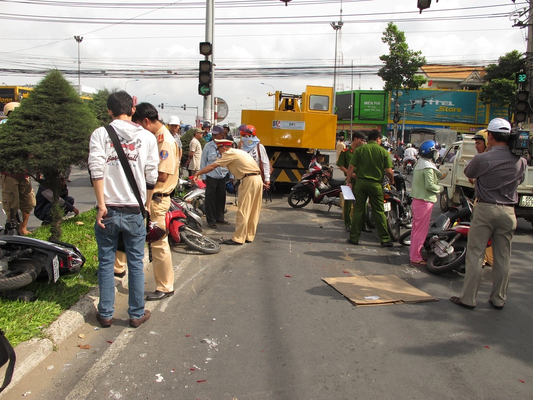 Hiện trường vụ tai nạn liên hoàn.