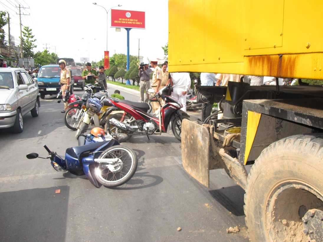 Xe cẩu này đã tông thẳng, gây hư hỏng 10 xe mô tô tại ngã tư. 