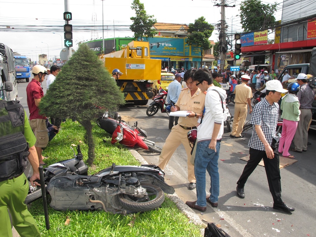 Nhiều xe mô tô bị hất văng lên lề đường.