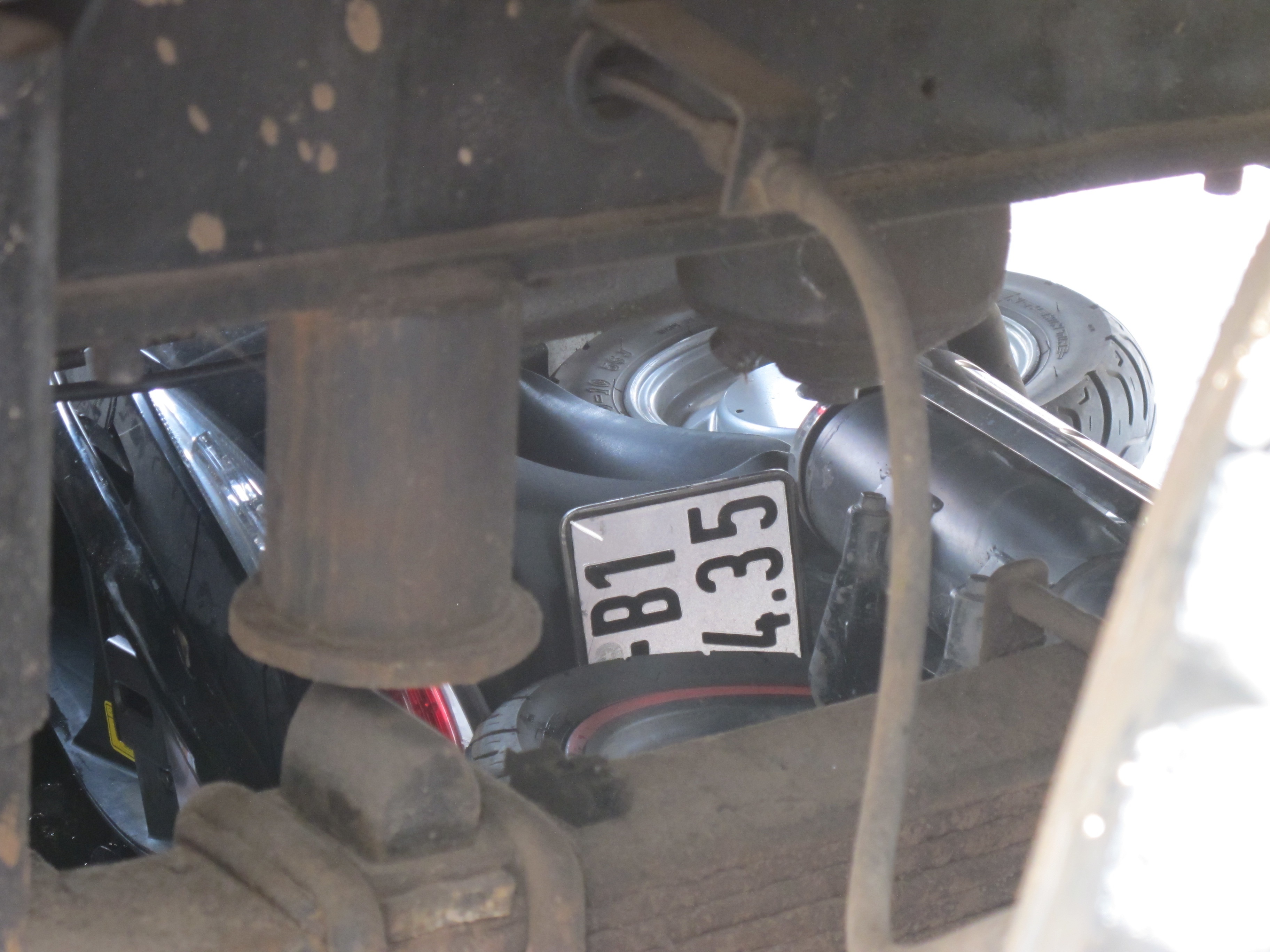 Chiến xe tay ga Atila bị vỡ nát phần đầu, cuốn chặt cứng dưới gầm xe cẩu.