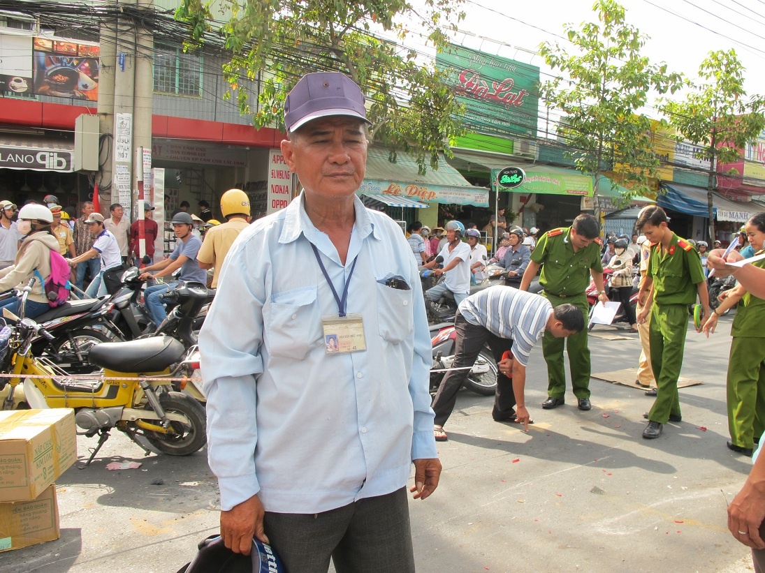 Ông Anh may mắn nhảy ra ngoài và cứu được cô gái bị cuốn dưới gầm lúc xảy ra tại nạn kể lại sự việc. 