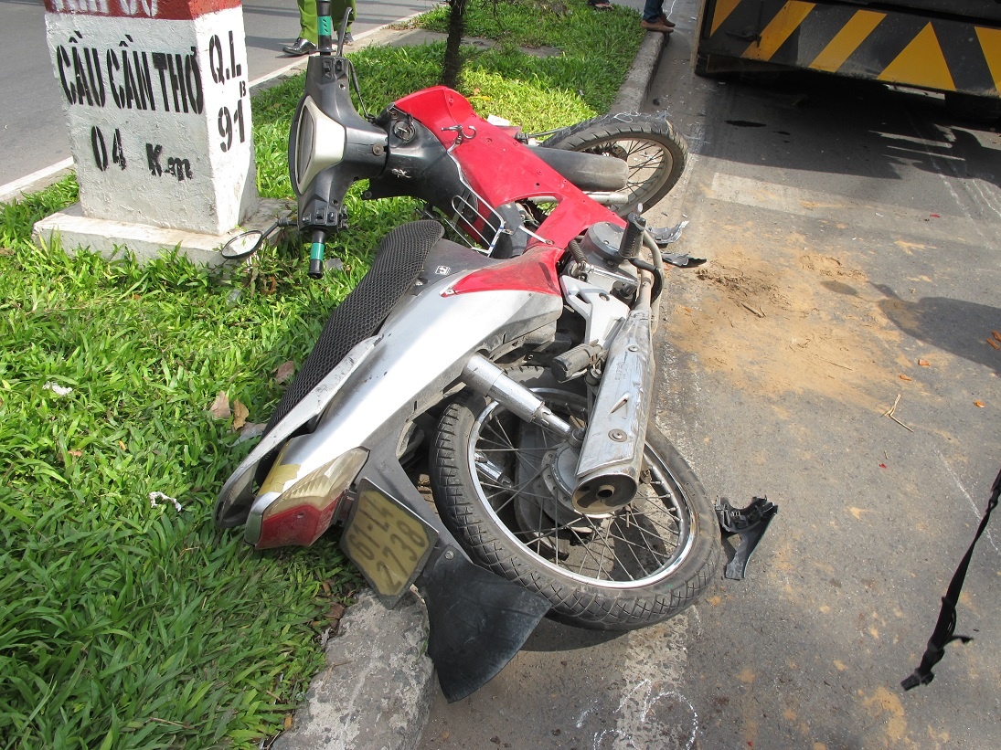 Chiếc xe gắn máy của người phụ nữ bị gẫy chân, nhập viện cấp cứu.