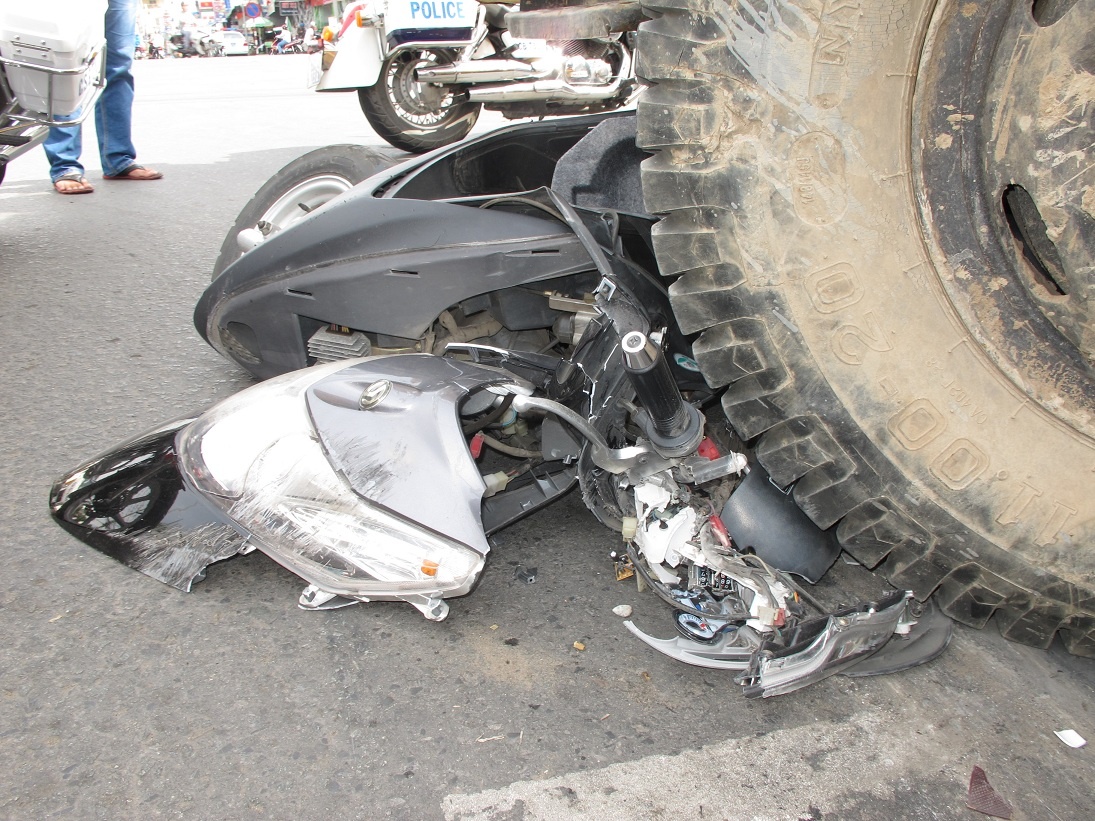 Hiện trường vụ tai nạn, đầu xe Atila bị cán vỡ nát.