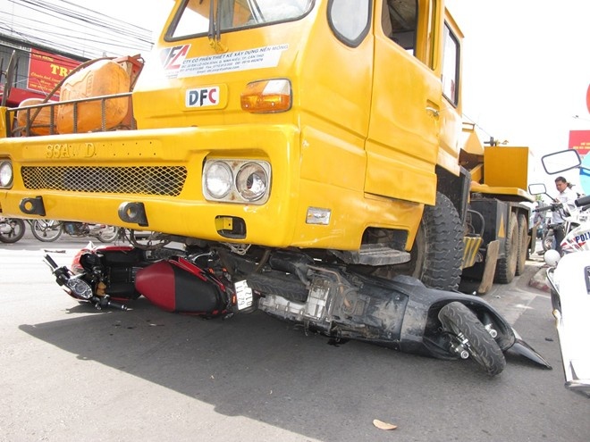 Vu co gai keu cuu duoi gam xe tai 25 tan: do loi chan con hinh anh