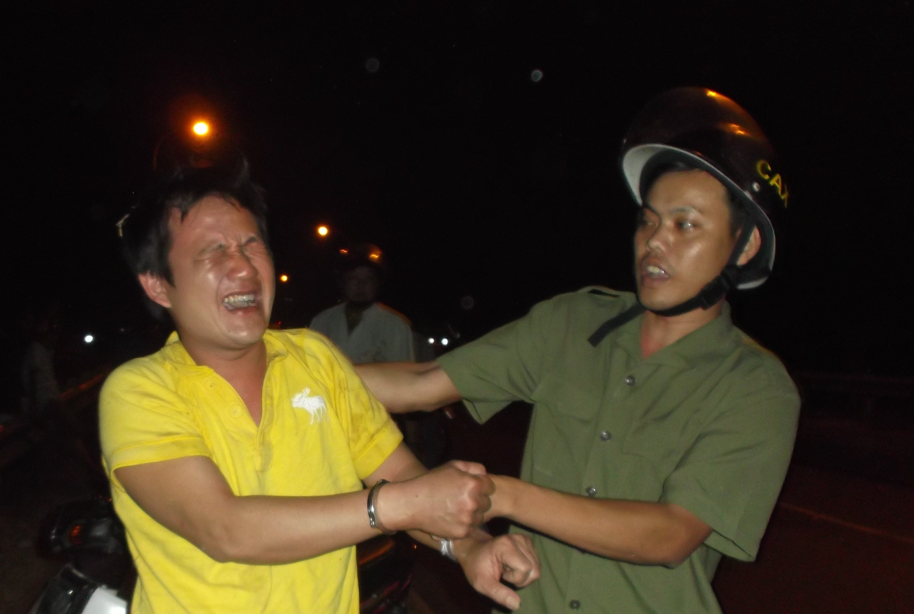 Say xin xach dao ra duong chem, tung cuoc vao cong an hinh anh