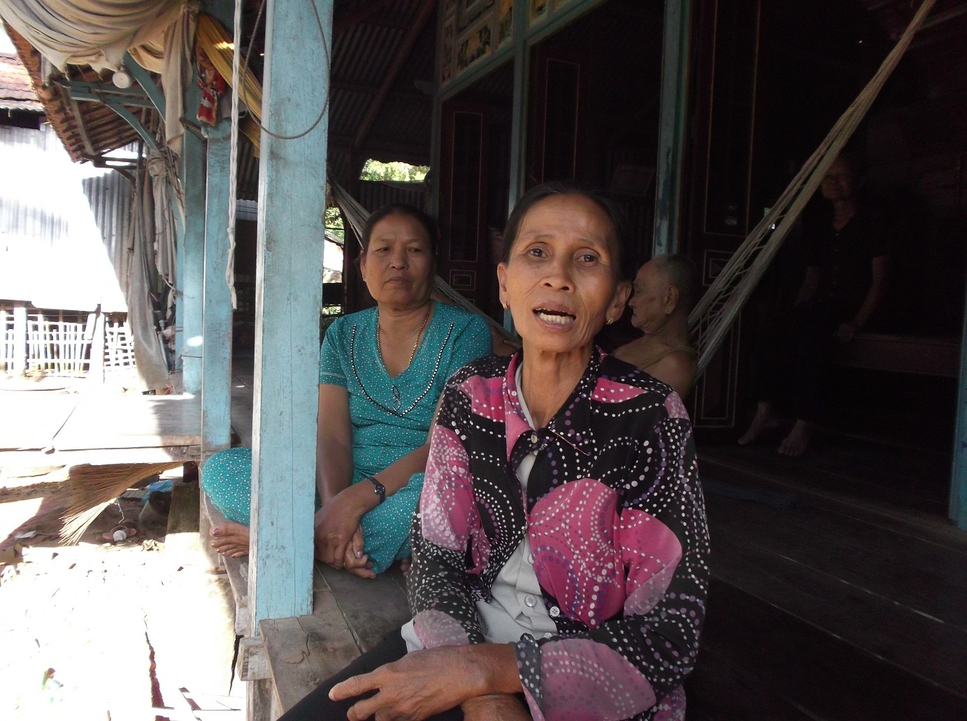 Mẹ ruột nạn nhân nghẹn ngào kể lại sự việc.