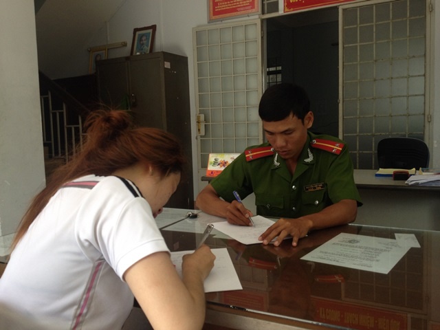 Cô gái trình bày sự việc tại trụ sở công an.