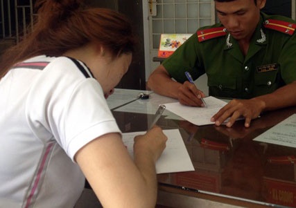 Trai tre dam da, doi lot do co gai giua duong hinh anh