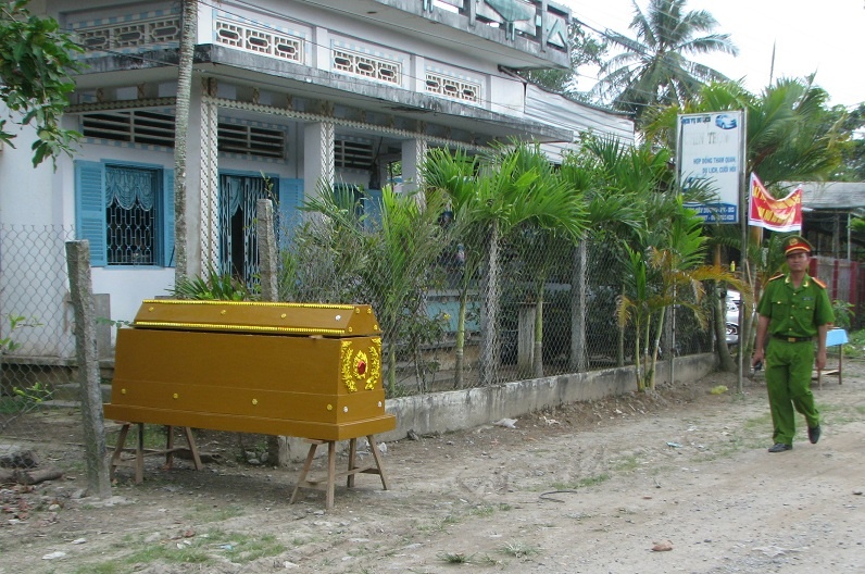 Mang quan tai dat truoc nha phan doi cuong che o mien Tay hinh anh