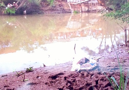 Thi thể nạn nhân được phát hiện trôi trên bờ kênh, trước nhà.