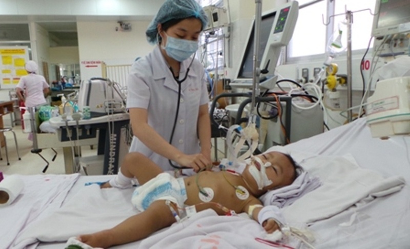 Be gai mot tuoi suyt mat mang vi nuot phim dan hinh anh