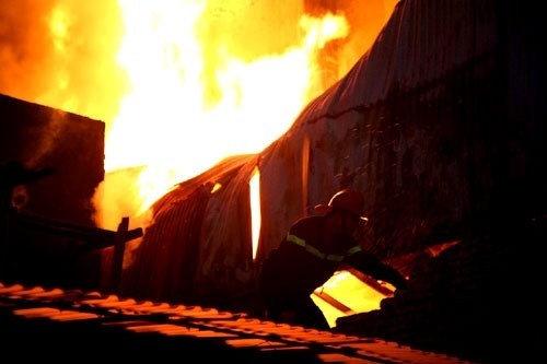 Kho phe lieu bung chay, nguoi dan so tan tai san hinh anh
