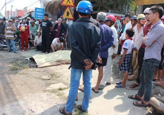 Xe tai vuot nhau, mot phu nu bi can tu vong hinh anh