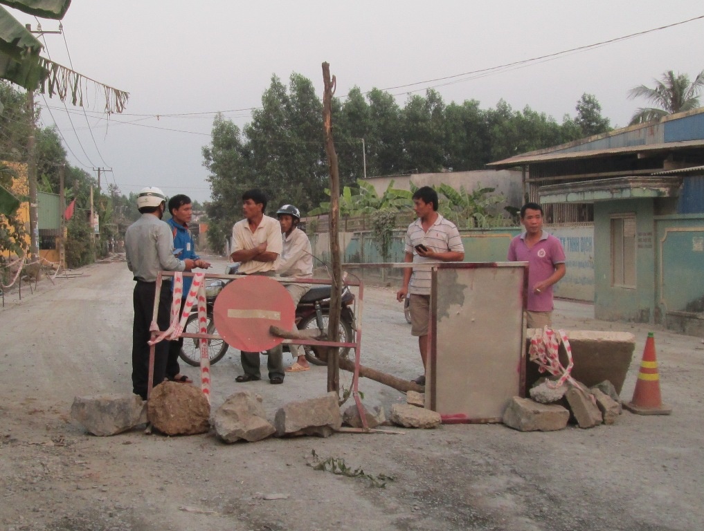Xe cho da gay tai nan, nguoi dan lap hang rao chan duong hinh anh