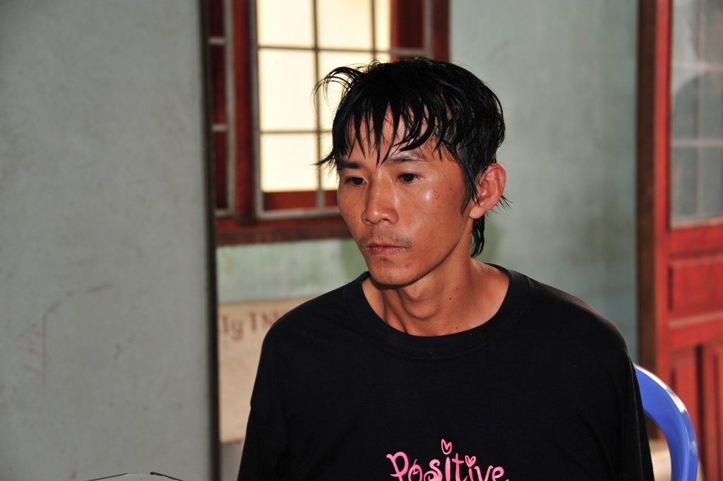 Nguoi dan vay bat ke danh ba cho giua ban ngay hinh anh