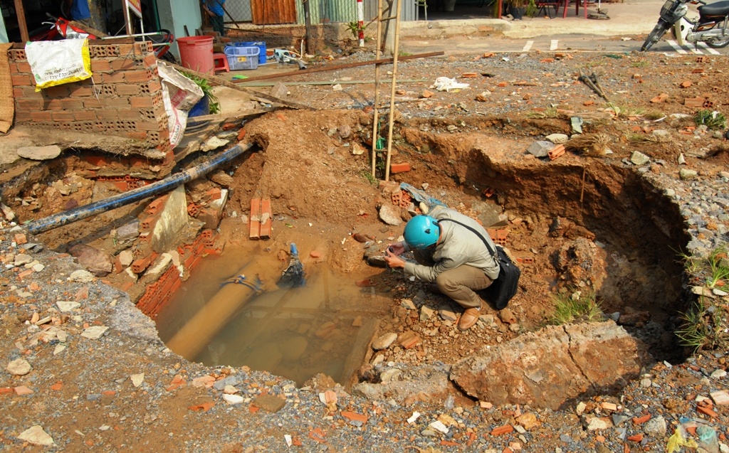 Duong ong be, nuoc tran vao nha dan giua khuya hinh anh
