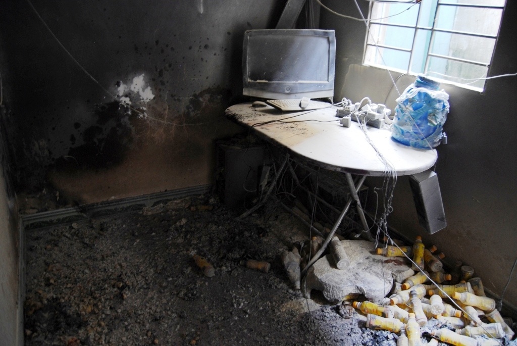 Day dien quan co thanh nien trong phong tro boc chay hinh anh