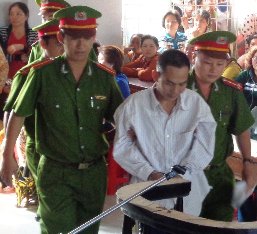 Chung than ke giet cha roi mang xac di phi tang hinh anh