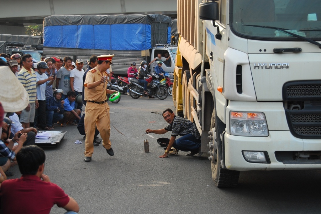 Dung xe cau nang xe tai dua thi the nan nhan ra ngoai hinh anh