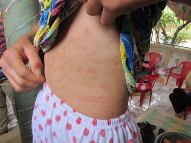 Nghi an thieu nu bi cha nuoi bao hanh nhieu nam o mien Tay hinh anh