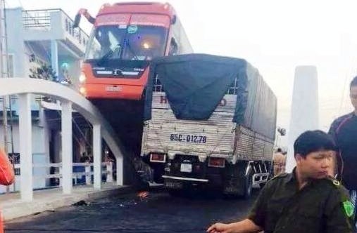 Xe Phuong Trang leo thanh cau, 30 khach hoang hot hinh anh