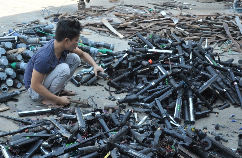 Tieu huy 1.500 sung, roi dien va ma tau hinh anh