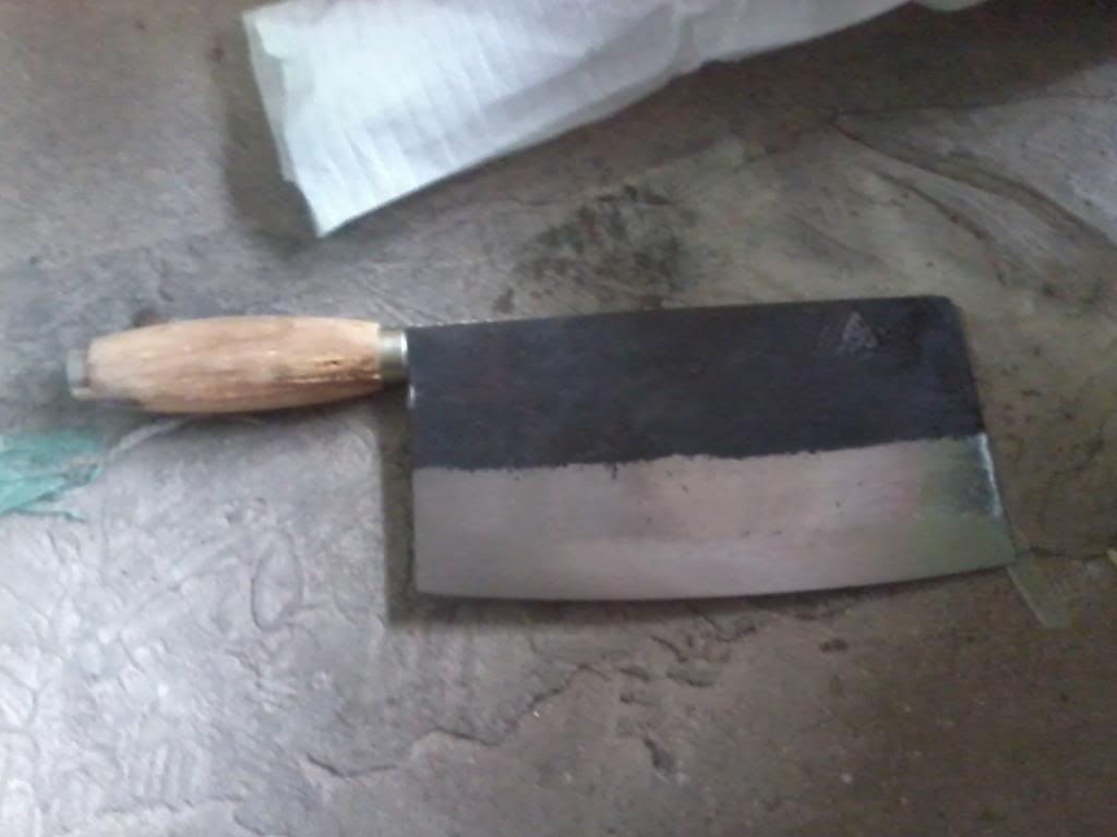 Thanh nien chem ban nhau lon tuoi guc tai cho hinh anh