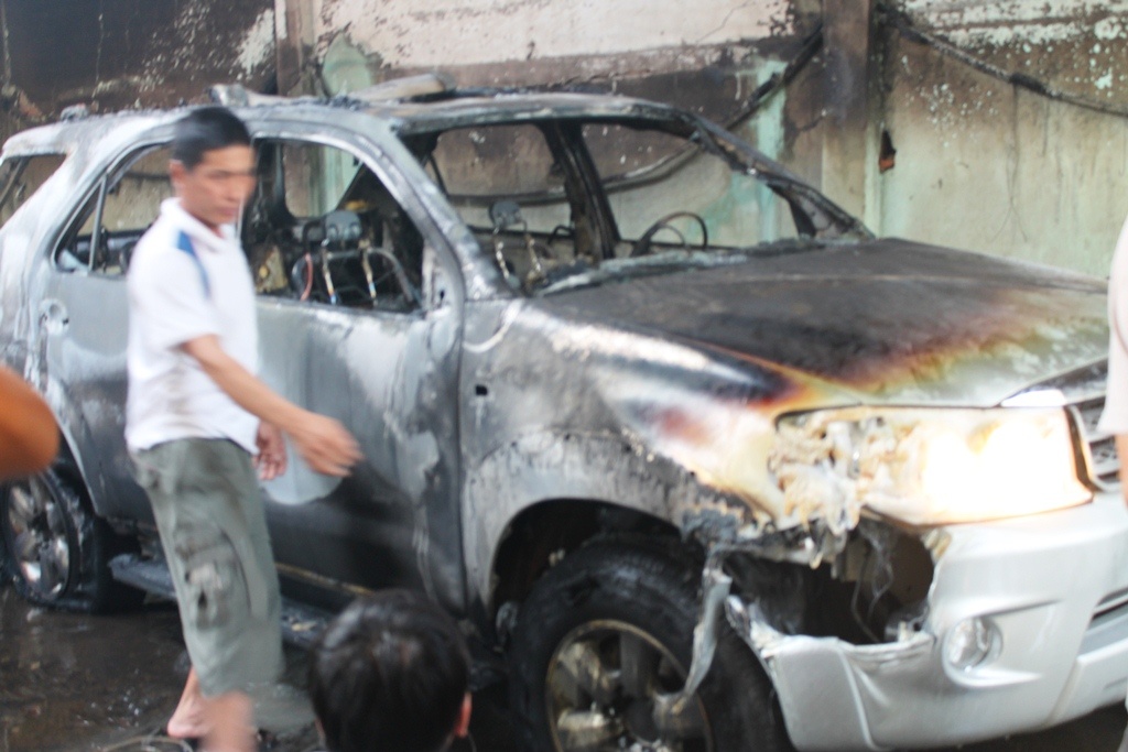 Xe hop chay rui trong can nha vang chu hinh anh