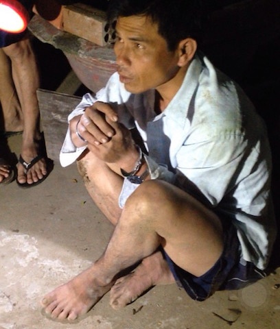 Ke trom cua ngam minh duoi ao ca gio vi so bi danh hinh anh